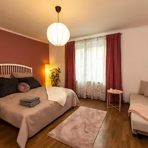 Cosy In Great Location Apartament